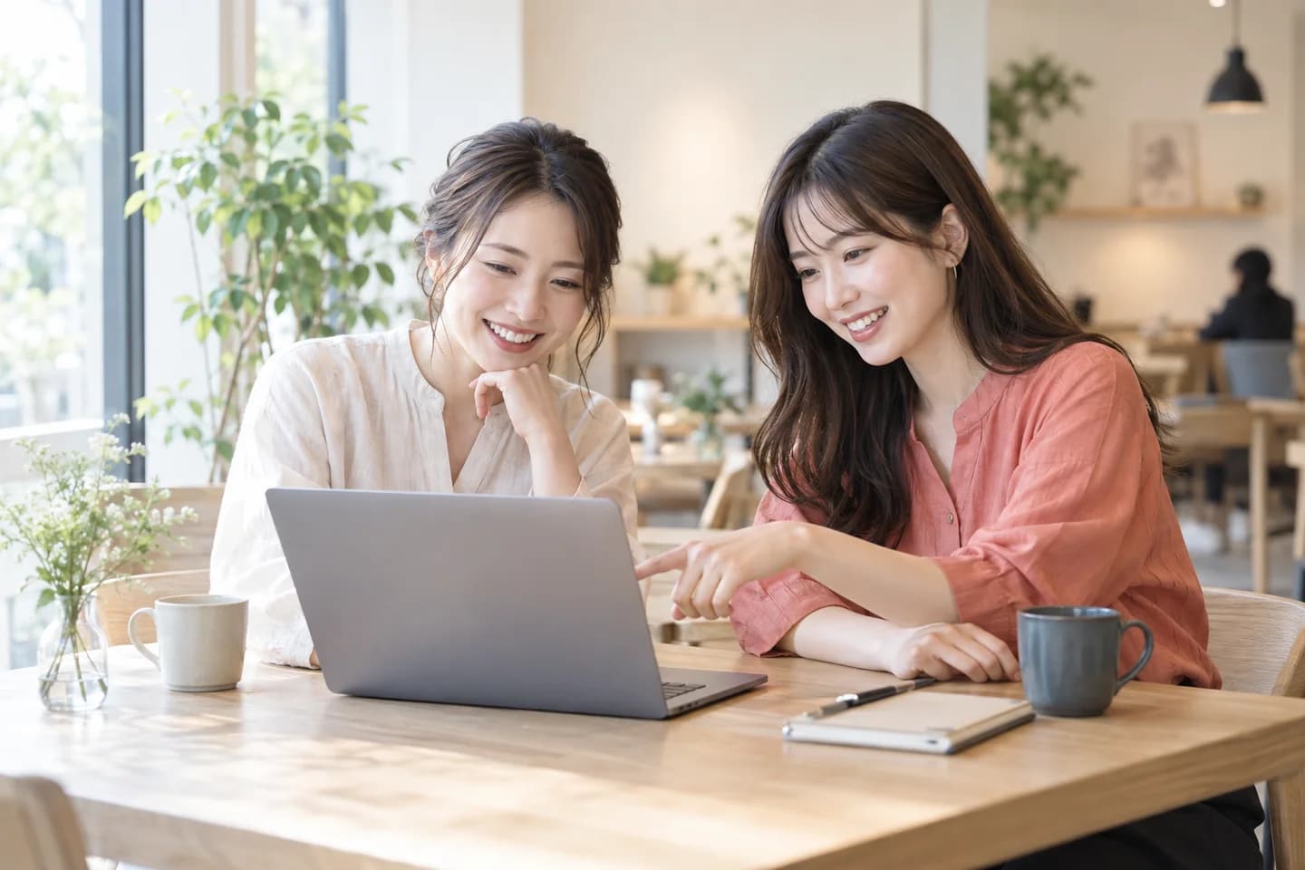 友人と一緒にパソコンで学習内容を見るイメージ